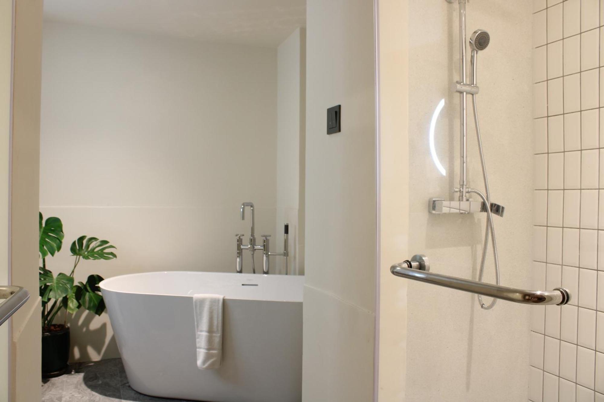 Superior Double or Twin Room One-Way Airport Transfer,1537941634:JPEG